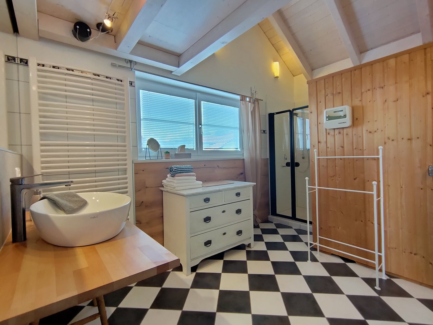 Badezimmer der Ferienwohnung Panorama mit Waschtisch, Dusche und finnischer Sauna