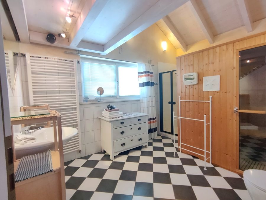 Reguläres Badezimmer mit finnischer Sauna in der Ferienwohnung Panorama
