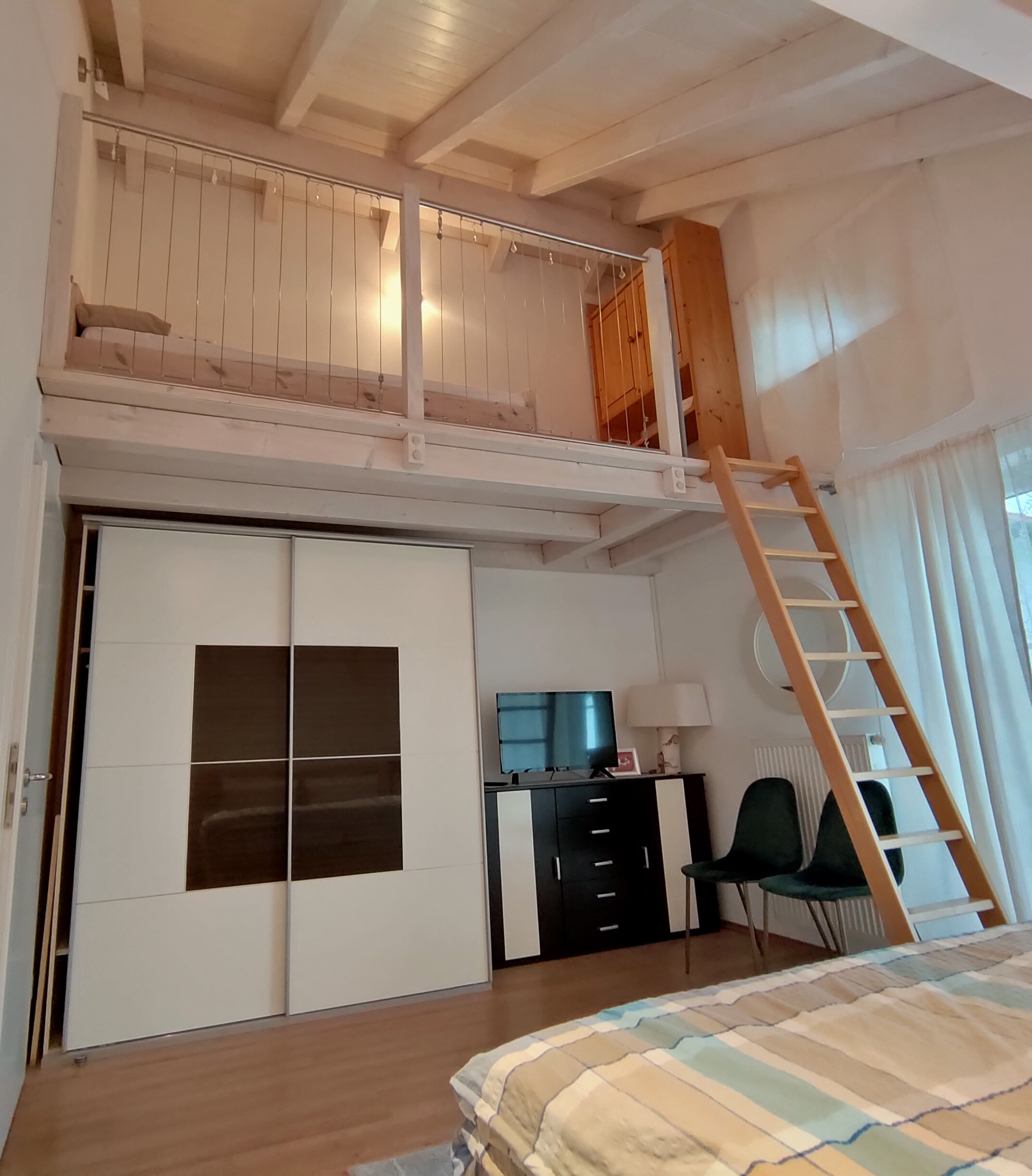 Leiter zur offenen Galerie mit Einzelbett in der Ferienwohnung Panorama