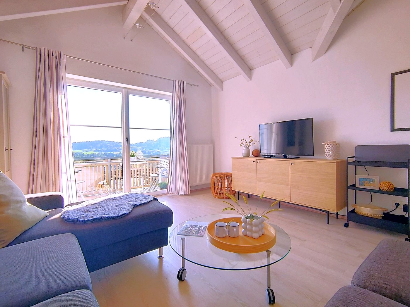 Heller Loft-Wohnbereich der Ferienwohnung Panorama