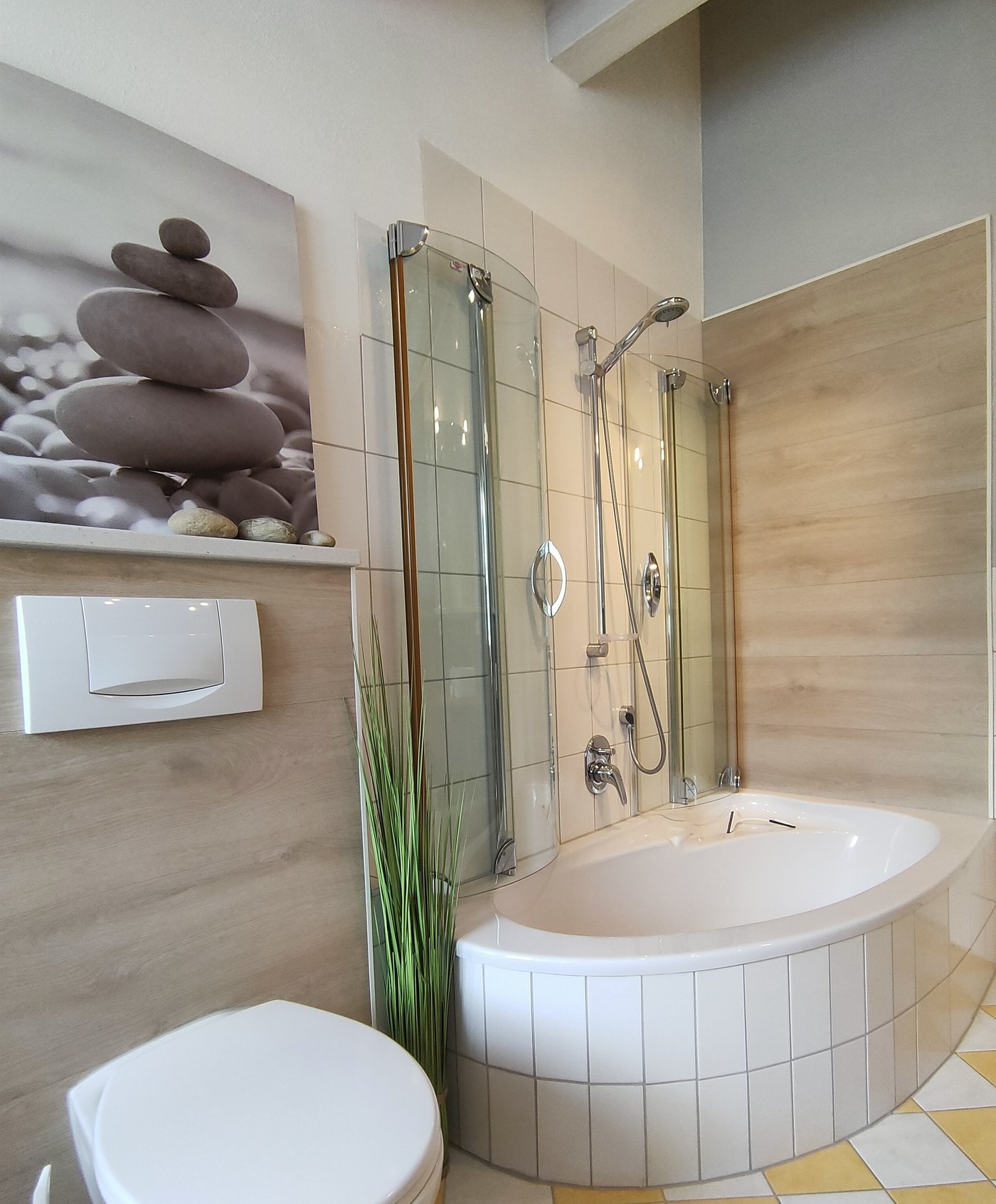 Badewanne mit Duschabtrennung und WC im optional zubuchbaren zweiten Badezimmer der Ferienwohnung Panorama