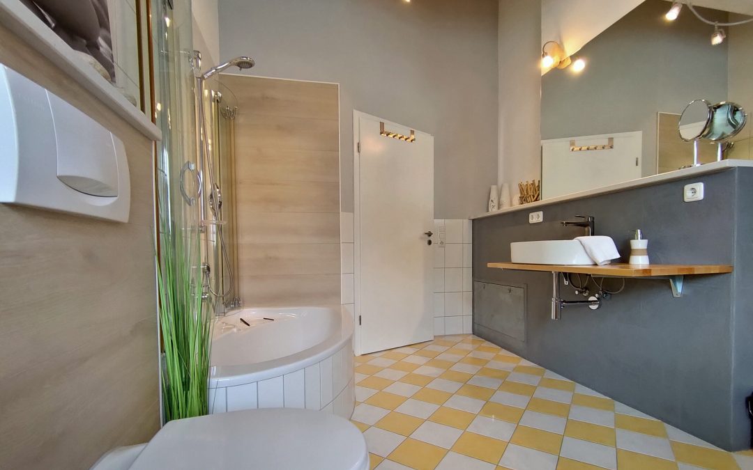 Zweites Badezimmer mit Badewanne, Dusche, Waschmaschine und Trockner