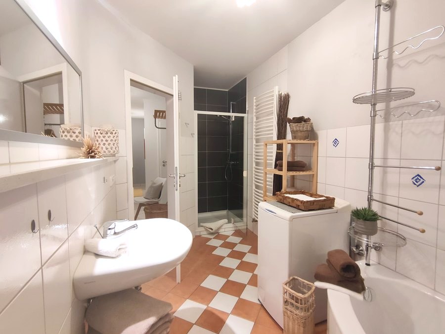 Bad mit Dusche und Badewanne