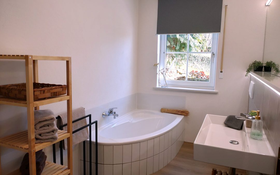 Badewanne und Waschtisch im Badezimmer der Ferienwohnung Paradies