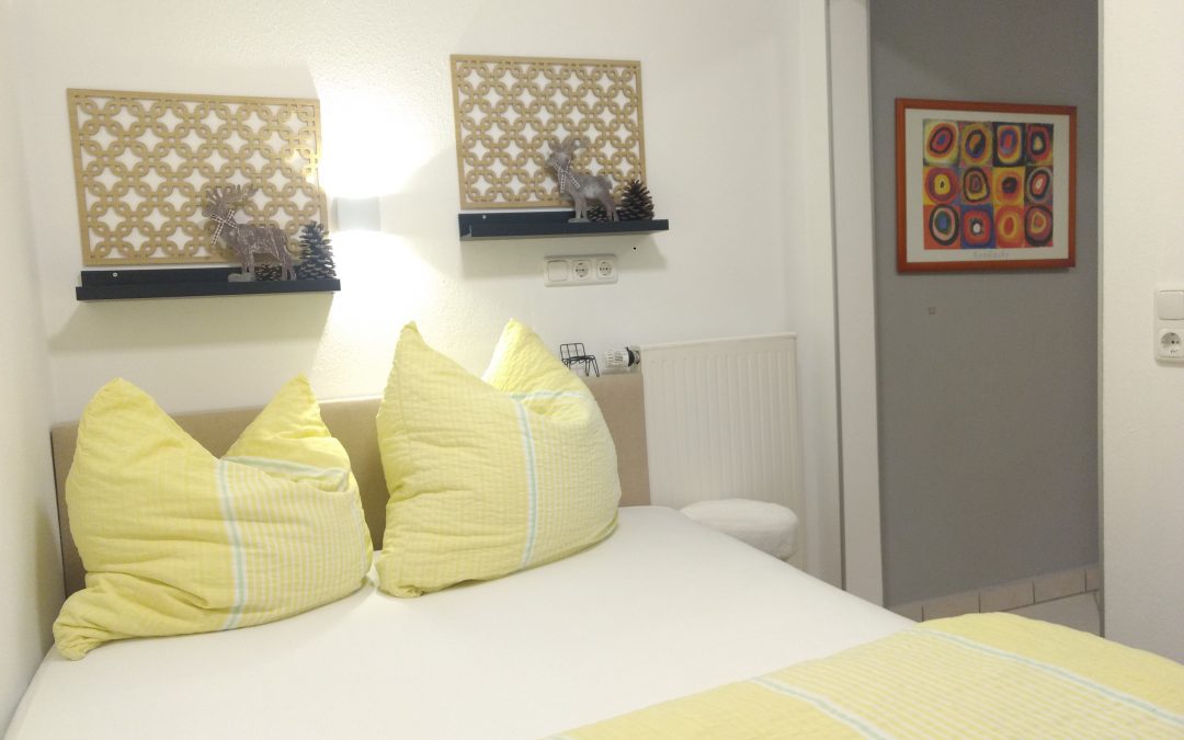 Zweites Schlafzimmer mit Boxspringbett in der Ferienwohnung Paradies