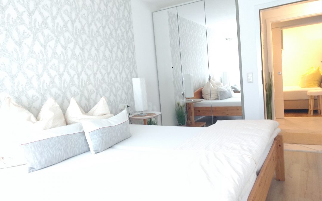 Großes Schlafzimmer mit Doppelbett in der Ferienwohnung Paradies