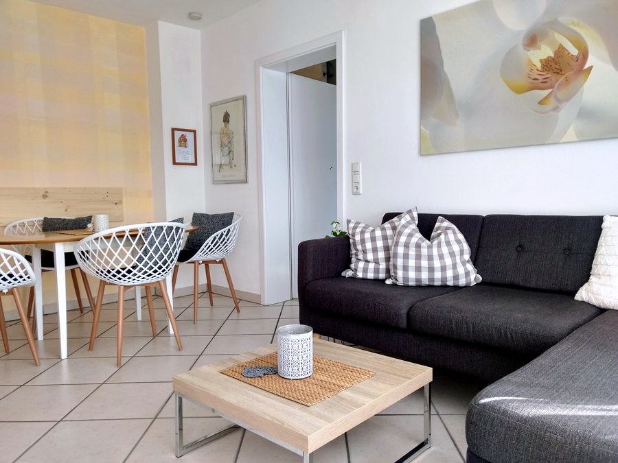Wohnzimmer mit Sofa und Essbereich